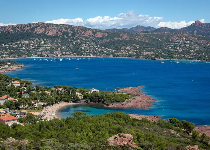 Ideal Centre-ville St-raphael, Climatise, Proche Et Commerces, Balcon, Wi-fi, Parking Optionnel - Fr-1-466a-35 Lejlighed